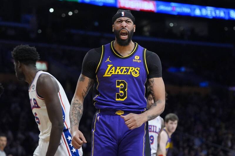 LeBron Takes Control in the Fourth: Lakers Edge Past 76ers with AD’s Dominance